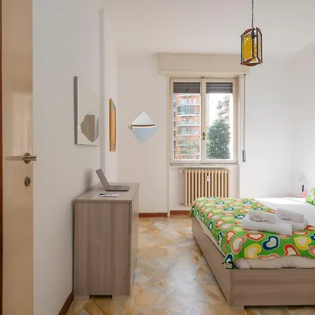Xenia - Spacious Two-room In The Flower District * Milan